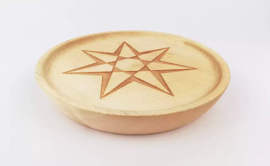 Maple wood plate with an engraved heptagram