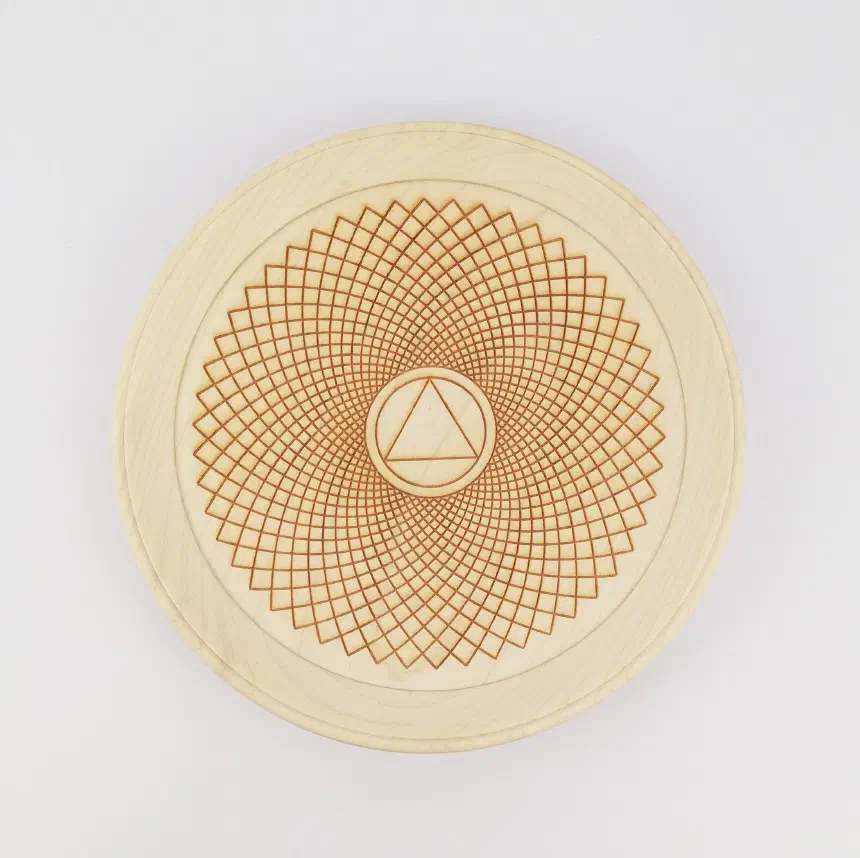Crown chakra on a small plate (16cm/6.3in in diameter), front.