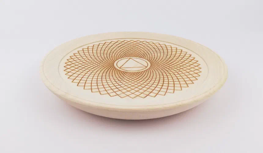 Crown chakra on a small plate (16cm/6.3in in diameter), side.