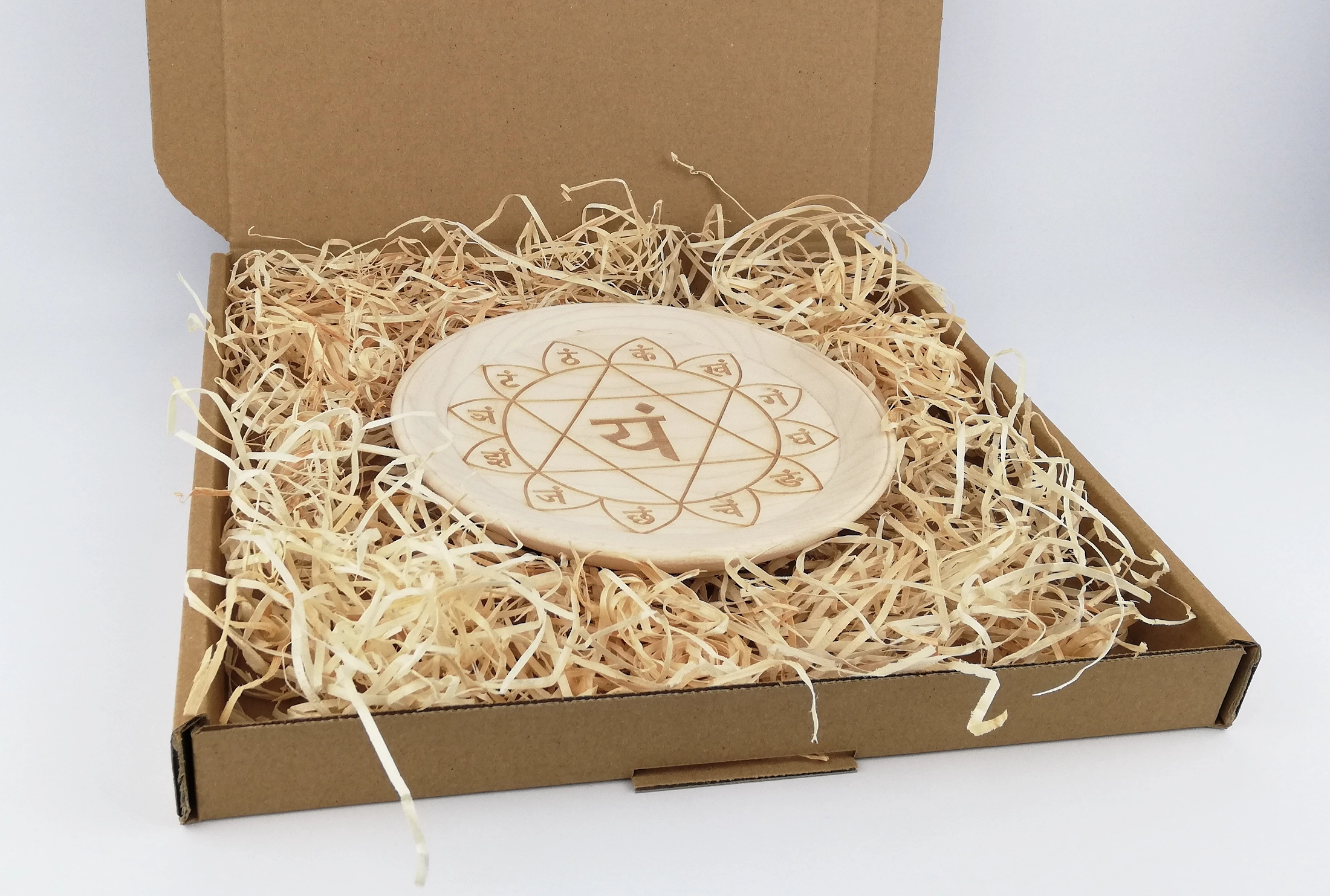 Heart chakra on a small plate (16cm/6.3in in diameter), packed in a box.
