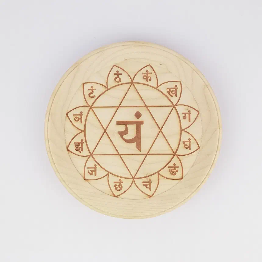 Heart chakra on a small plate (16cm/6.3in in diameter), front.