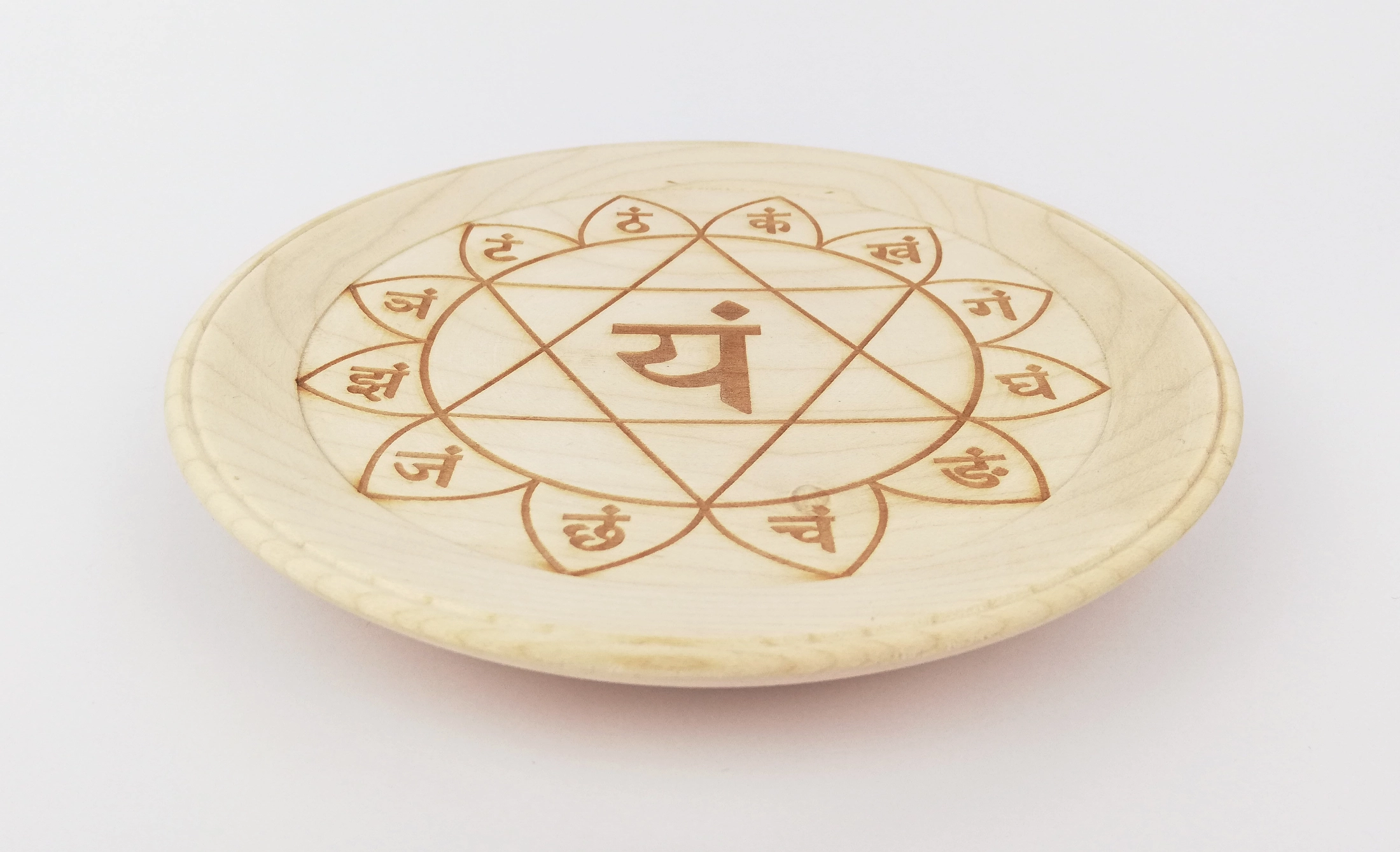 Heart chakra on a small plate (16cm/6.3in in diameter), side.