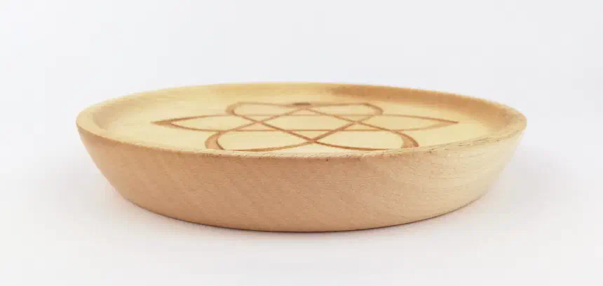 Hexagram (version 1) on a small plate (16cm/6.3in in diameter), bottom.