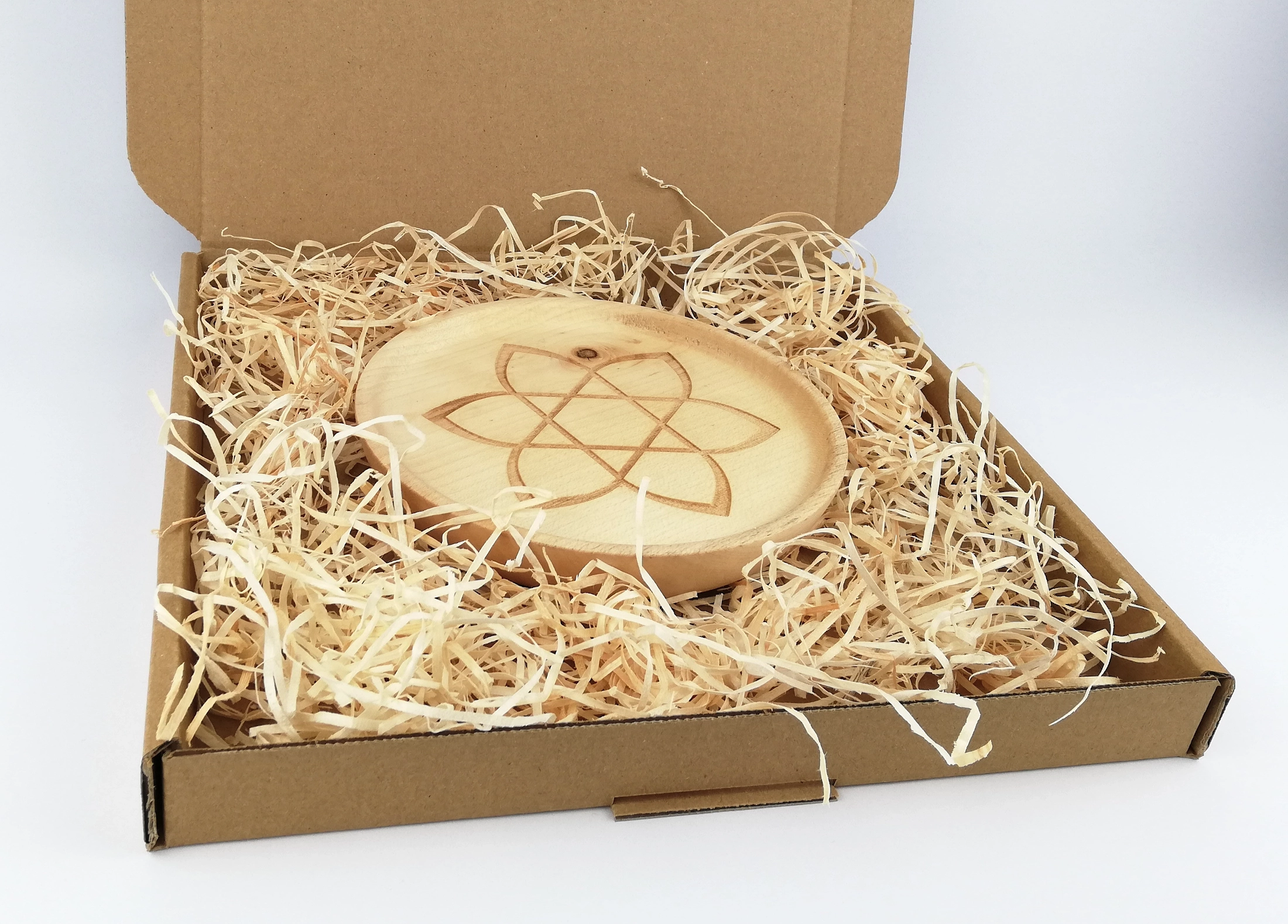 Hexagram (version 1) on a small plate (16cm/6.3in in diameter), packed in a box.