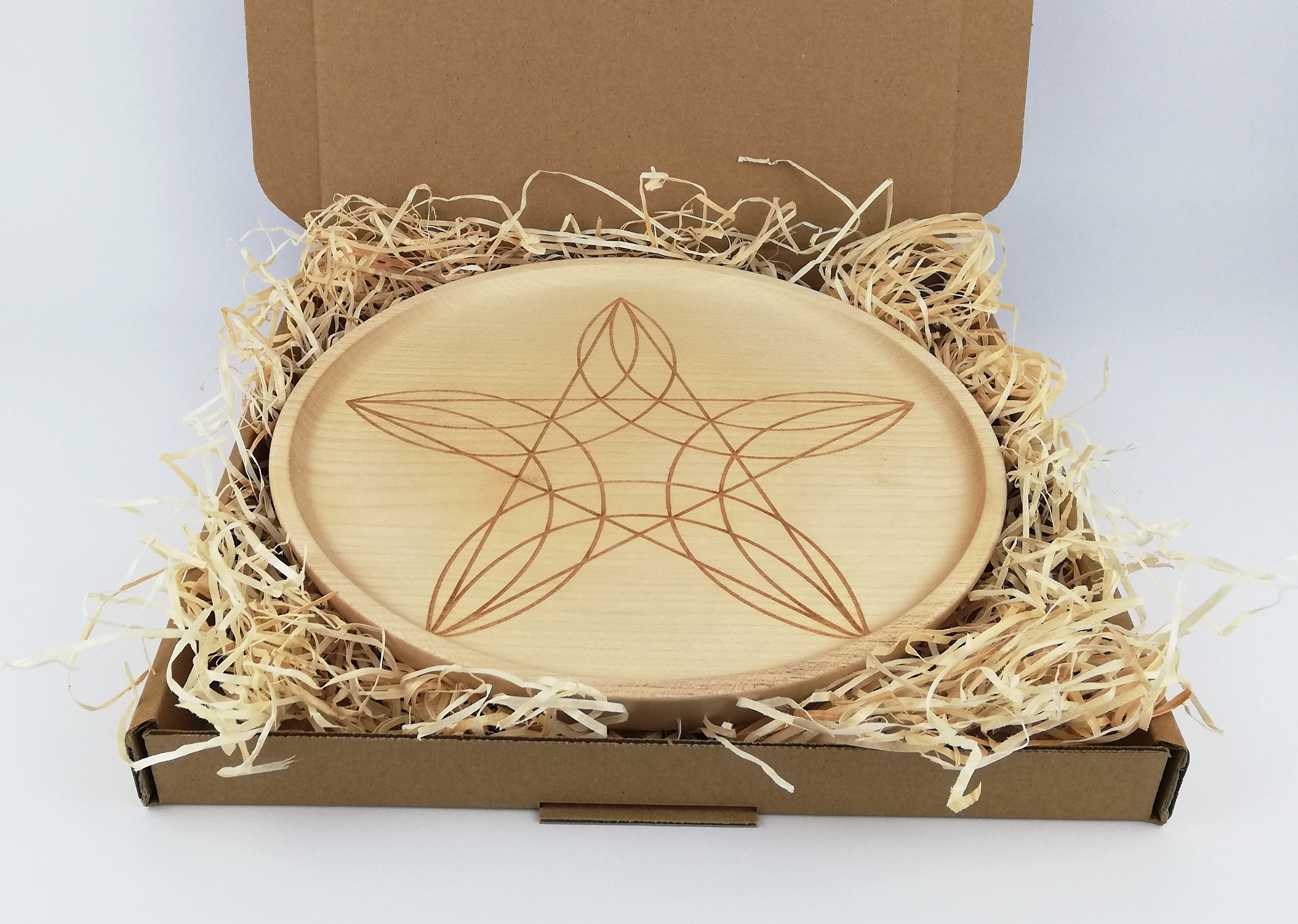 Pentagram on a middle plate (24cm/9.4inin diameter), packed in a box.