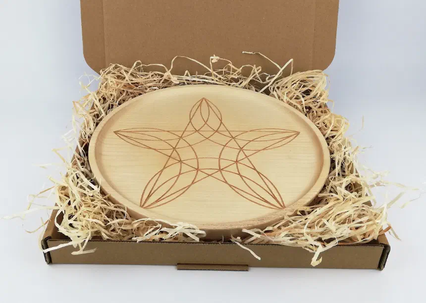 Pentagram on a middle plate (24cm/9.4in in diameter), packed in a box.
