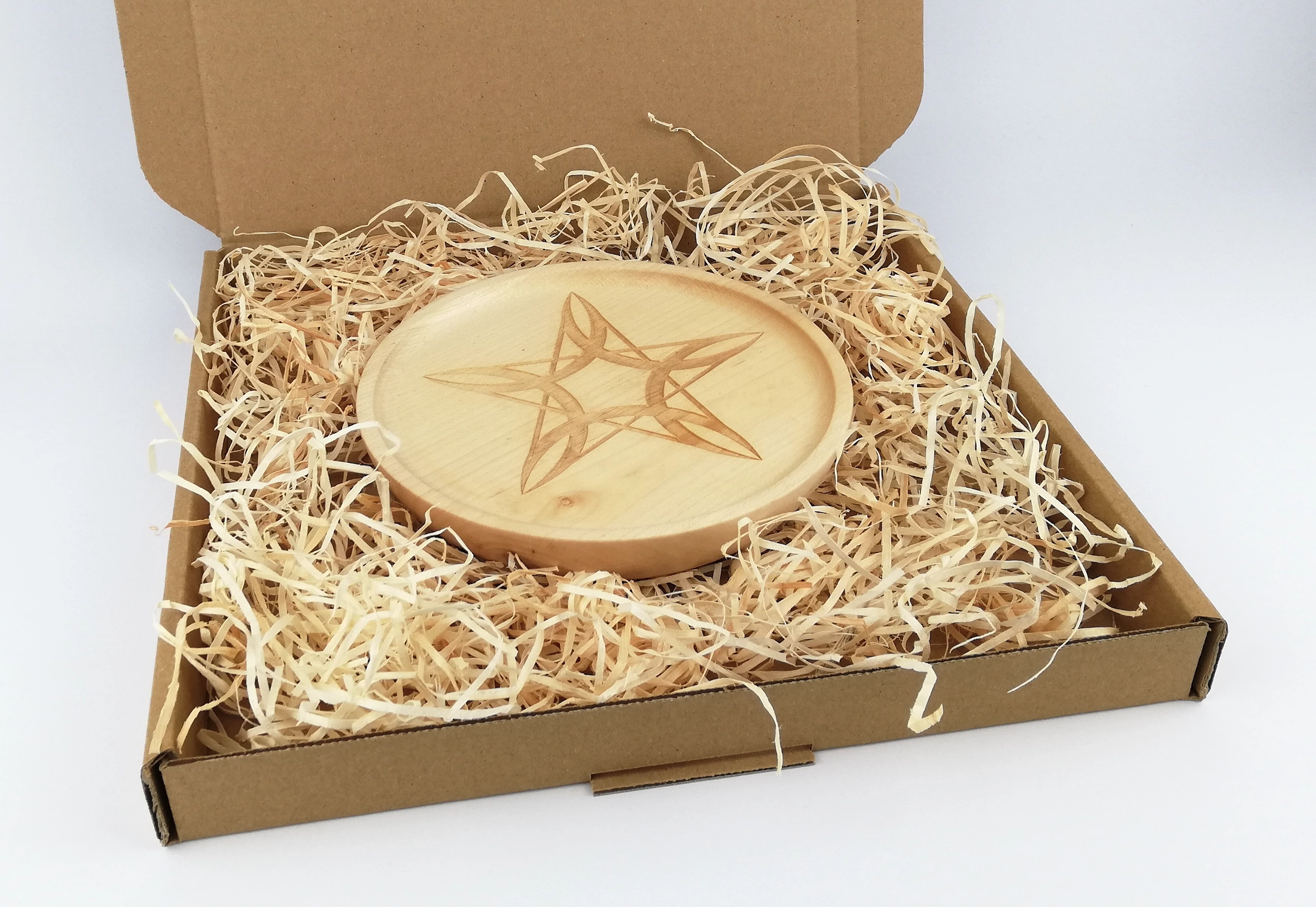Pentagram on a small plate (16cm/6.3in in diameter), packed in a box.